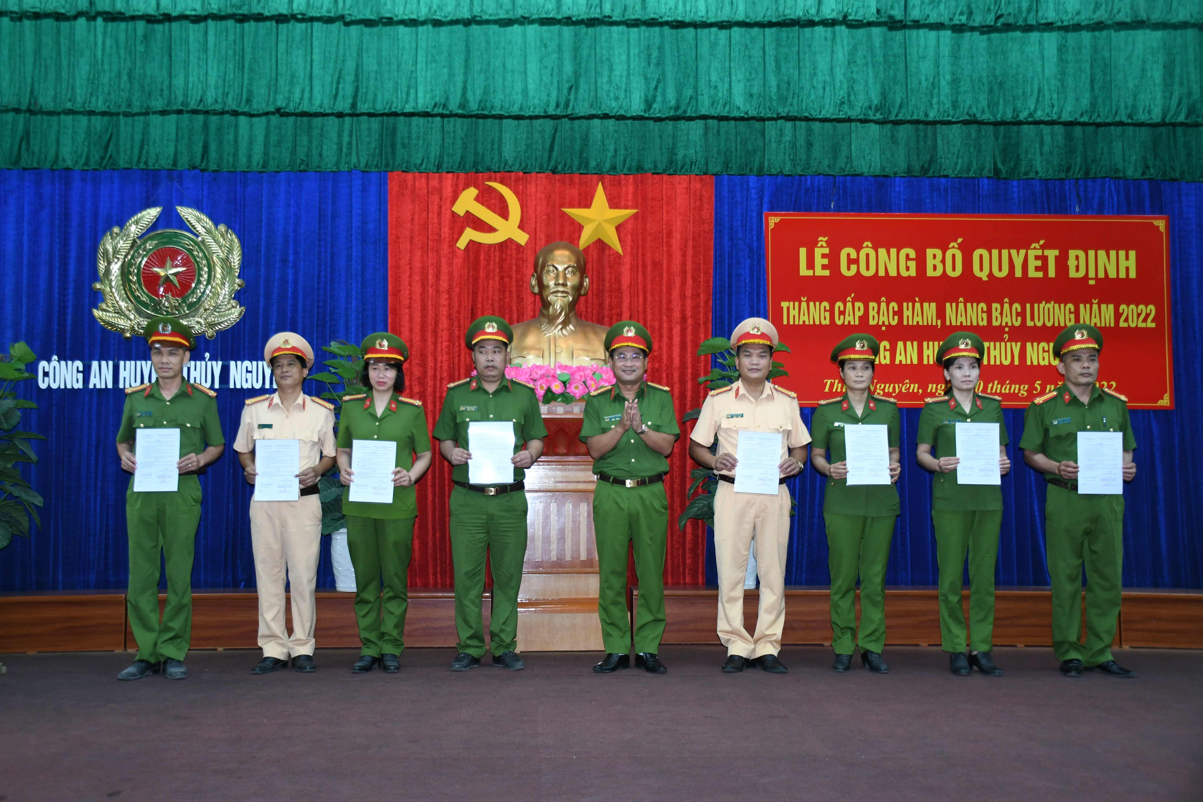 Công an huyện Thủy Nguyên: Tổ chức công bố quyết định thăng cấp bậc hàm, nâng lương cho 105 cán bộ chiến sỹ